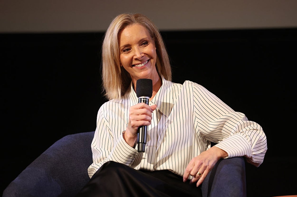 Lisa Kudrow Jokes About “Friends” Audition After Smelly Cat Rendition